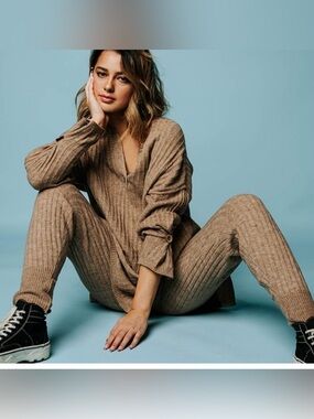 🦋🌸Free People Cozy Ribbed Knit Jogger Type Pants w/ Drawstring🌸🦋